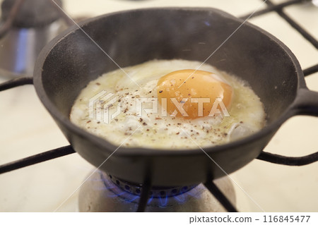 fried egg in frying pan 116845477