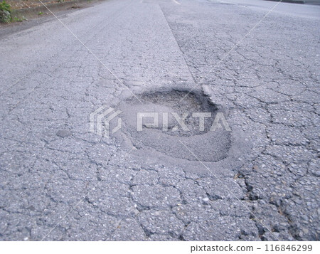柏油路上的危險洞(坑洞) 柏油路上的危險洞(坑洞) 116846299