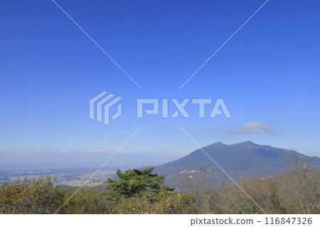 秋高氣爽的茨城縣,從寶鏡山頂眺望筑波山 秋高氣爽的茨城縣,從寶鏡山頂眺望筑波山 116847326