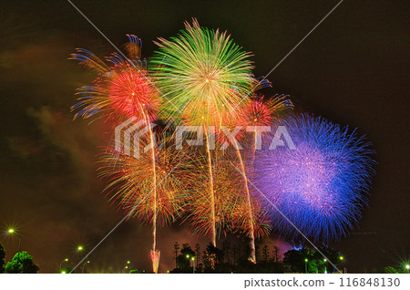 夜空中綻放的煙火 夜空中綻放的煙火 高度閃耀的煙火表演 煙火 夜空 煙火圖片 煙火表演 夜空中綻放的煙火 夜空中綻放的煙火 高度閃耀的煙火表演 煙火 夜空 煙火圖片 煙火表演 116848130
