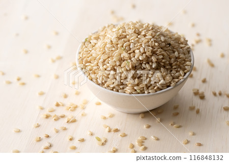 brown rice in a bowl 116848132