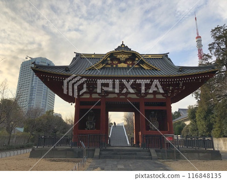 The imposing Somon Gate of the former Taitoku-in Mausoleum in front of the high-rise buildings 116848135