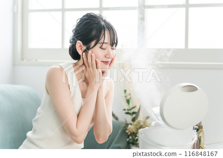 使用蒸臉器/面部設備進行面部護理、皮膚護理和深層清潔的女性 116848167