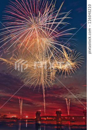 煙火在夜空中綻放,煙火表演高高閃耀,煙火,夜空,煙火影像,煙火表演 煙火在夜空中綻放,煙火表演高高閃耀,煙火,夜空,煙火影像,煙火表演 116848210