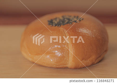 Close-up photo of anpan (sweet bean paste bun) 116848271