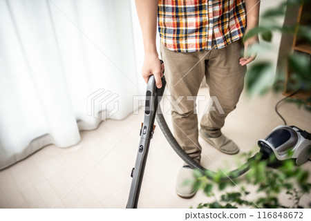 一個男人打掃衛生 一個男人打掃衛生 116848672
