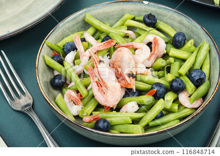 Green beans with shrimps 116848714
