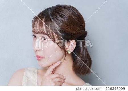 Young woman doing skin care (beauty, beauty) 116848909