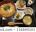 [Rice bowl/gourmet] A set of oyakodon with soft-boiled egg, fried chicken, miso soup, pickles, small side dish, and dessert (set meal) 116849101