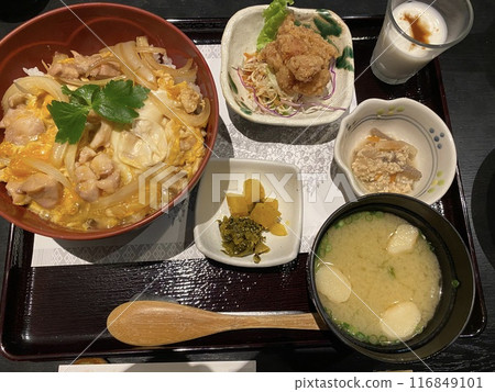 [蓋飯/美食] 親子蓋飯套餐，包括軟熟蛋、炸雞、味增湯、泡菜、小菜和甜點（禦膳） 116849101