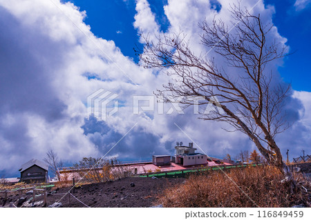 【靜岡縣】從富士山六合目遠眺五合目休息所和雲海 116849459