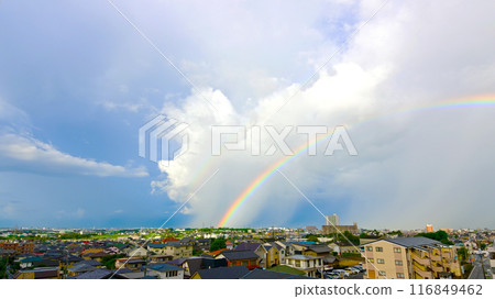 清晨,美麗的彩虹出現在城市上空 清晨,美麗的彩虹出現在城市上空 116849462