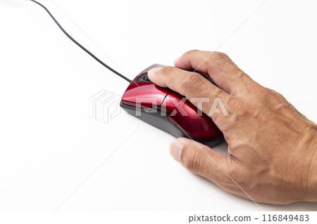 白色背景上使用滑鼠的男人的手 116849483