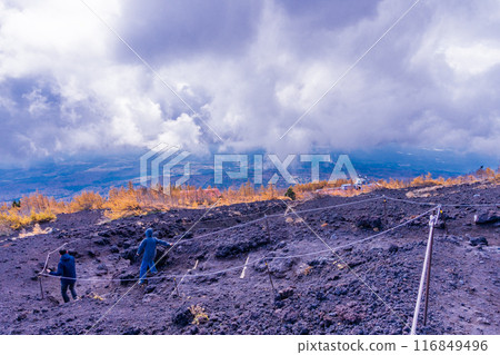 [Shizuoka Prefecture] People descending near the sixth station of Mount Fuji's Fujinomiya trail 116849496