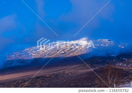 (靜岡縣)從富士宮口五合目仰望富士山的雪峰 (靜岡縣)從富士宮口五合目仰望富士山的雪峰 116850782