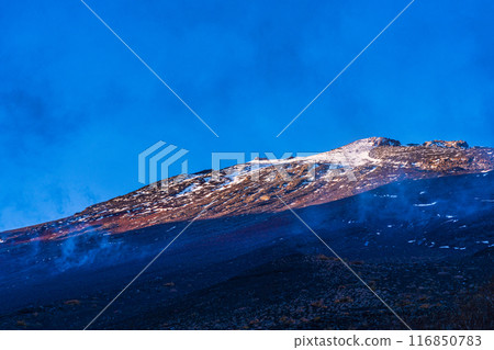 (Shizuoka Prefecture) Looking up at the snow-capped summit from the fifth station of Mount Fuji's Fujinomiya trail 116850783