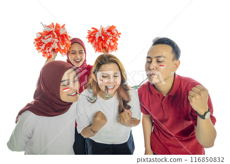 A group of people are playing a marble race with a spoon 116850832