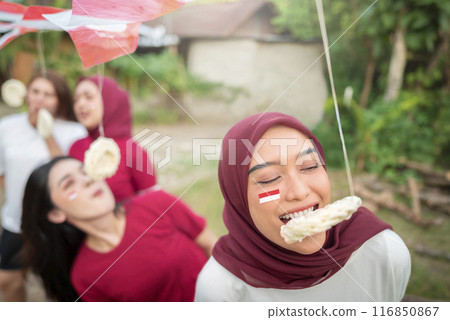 A group of women are eating creakers contest 116850867