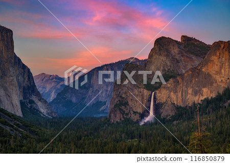 Yosemite Valley and Bridalveil Fall at sunset from tunnel view, Californi 116850879