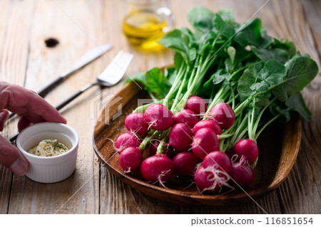 Fresh radishes (radishes) on a barnwood background 116851654