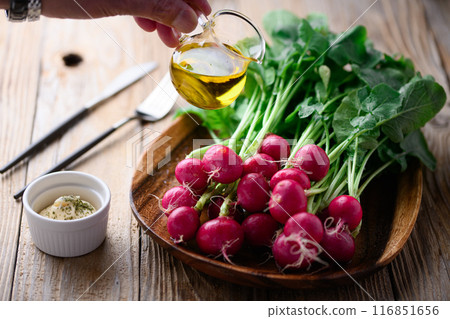 Fresh radishes (radishes) on a barnwood background Fresh radishes (radishes) on a barnwood background 116851656