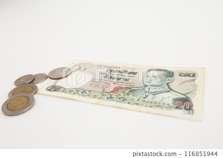 白色背景泰銖上的舊世界貨幣系列 116851944