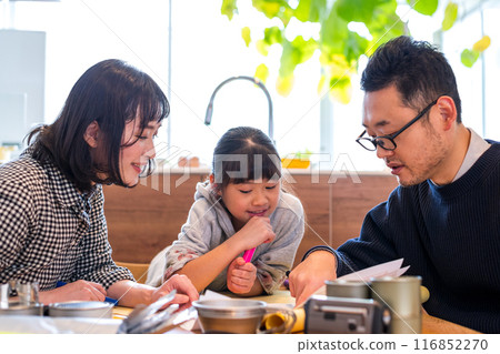 一家三口在歡樂的氣氛中召開家庭防災會議 116852270