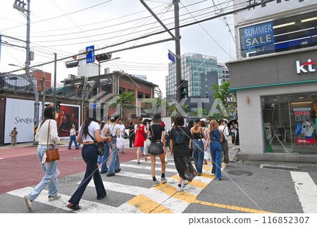 Young people walking along Seongsu-dong Cafe Street [Seoul, Korea] 116852307