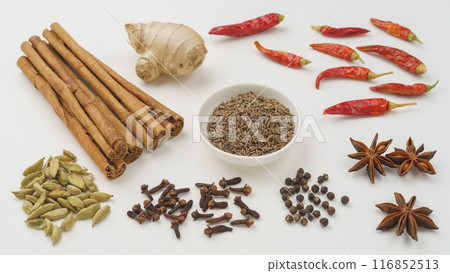 香料圖片 | 小茴香、丁香、黑胡椒、八角、小荳蔻、肉桂、生薑、辣椒 116852513