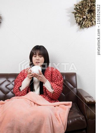 冬天，女人在房間放鬆 116852622