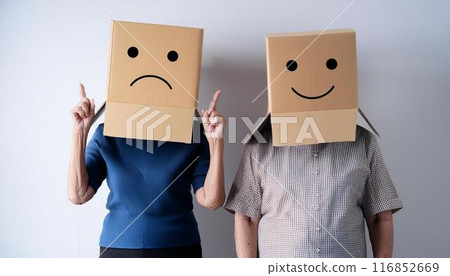 戴著紙箱的老人 116852669