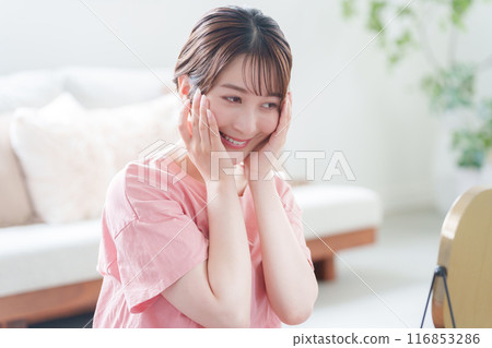 Young woman doing skin care (beauty, beauty) Young woman doing skin care (beauty, beauty) 116853286