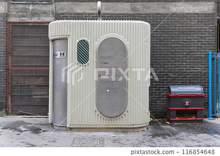 Automatic public toilet 116854648