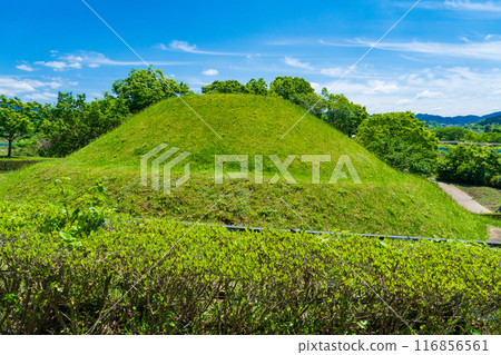 奈良縣飛鳥村高松塚古墳在初夏的藍天映襯下熠熠生輝 116856561