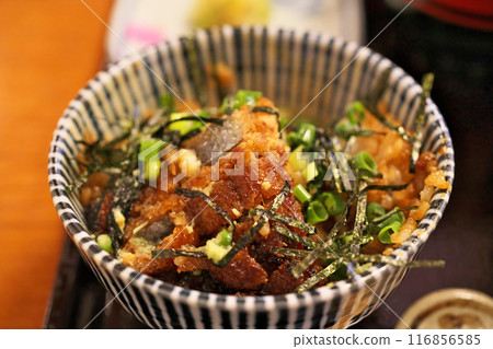 將高湯倒入碗中製成的鰻魚飯 將高湯倒入碗中製成的鰻魚飯 116856585