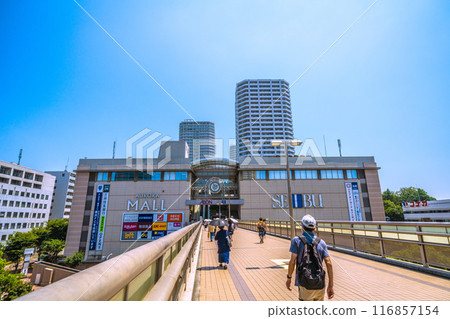 日本橫濱城市景觀，七月。橫濱市戶塚區東戶塚車站前的極光城等景觀＝22日 116857154