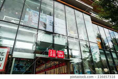 優衣庫原宿店入口，有趣的購物，藍色的夏日天空，東京澀谷區 116857318