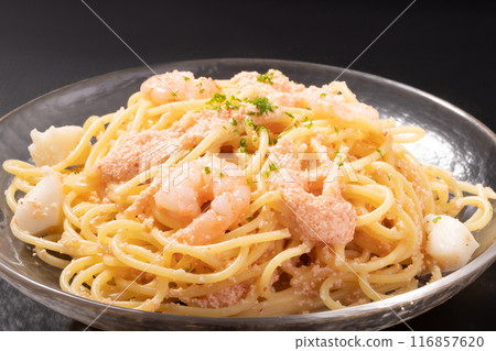 Chilled squid and shrimp cream pasta with cod roe 116857620
