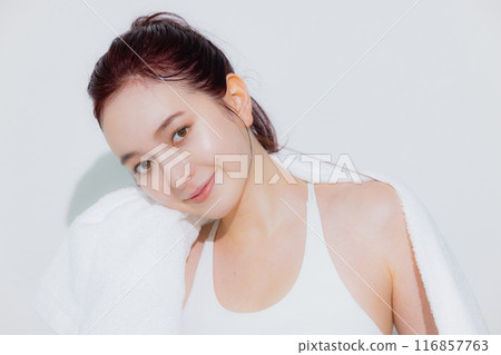 Women of sportswear 116857763