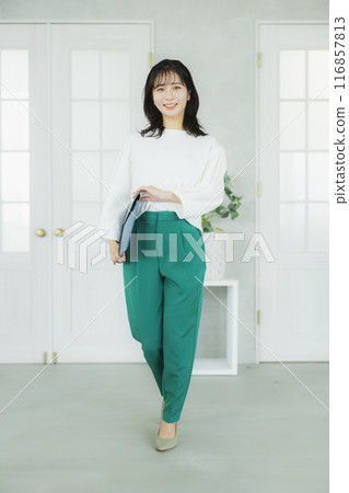 Young woman in office casual wear 116857813