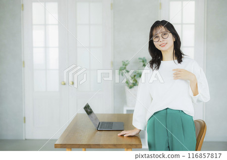 Young woman in office casual wear 116857817