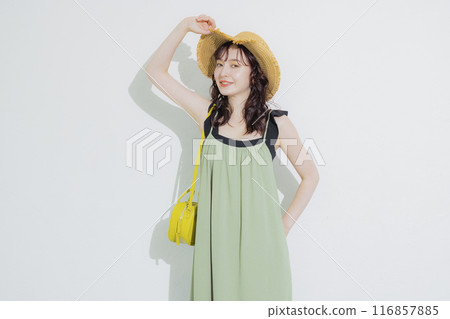 避暑勝地的年輕女子 116857885