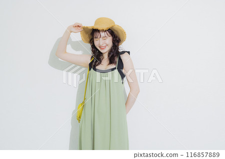 避暑勝地的年輕女子 116857889