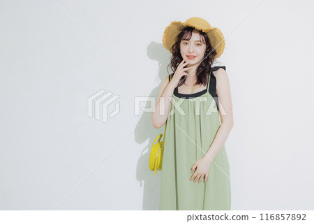 避暑勝地的年輕女子 116857892