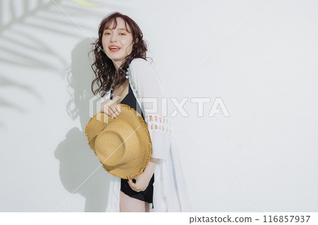 避暑勝地的年輕女子 116857937