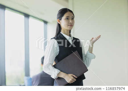 一位女士給予指導 一位女士給予指導 116857974