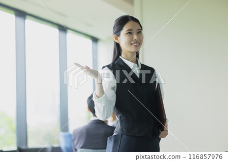 一位女士給予指導 116857976