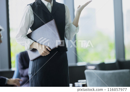 A woman giving a tour 116857977