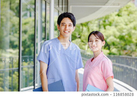 Male and female medical workers working in a hospital 116858028