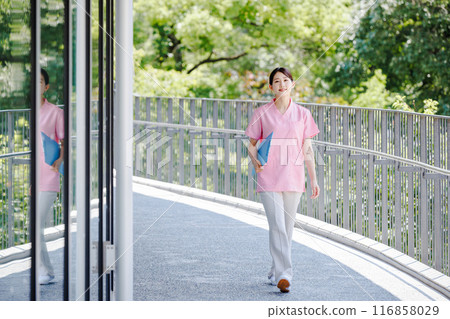 在醫院工作的微笑的年輕女護士 116858029